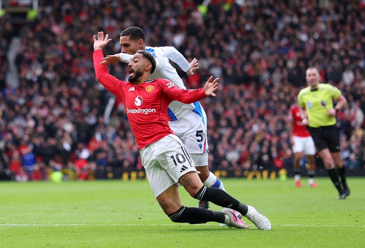 Man United và bước ngoặt thẻ đỏ